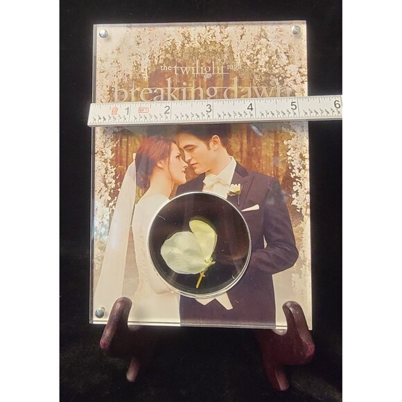 Official Collectible Wedding Photo and Flower Movie Prop from Breaking Dawn Part - Picture 3 of 12